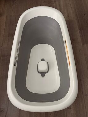 Oxo White and Gray Baby Bath Tub with Slip-Resistant Insert